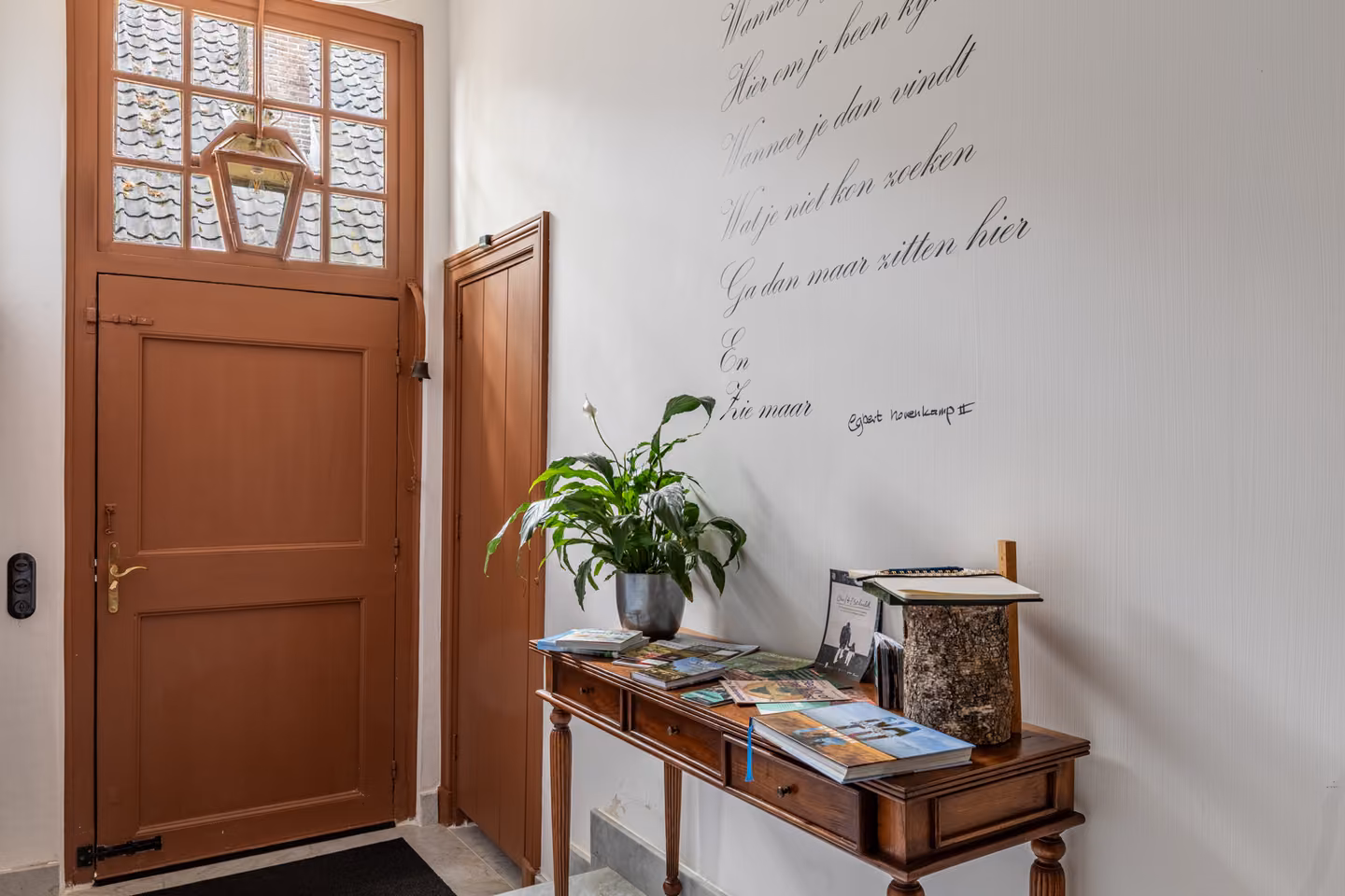 Eigen entree van de bed and breakfast met gedicht op de muur