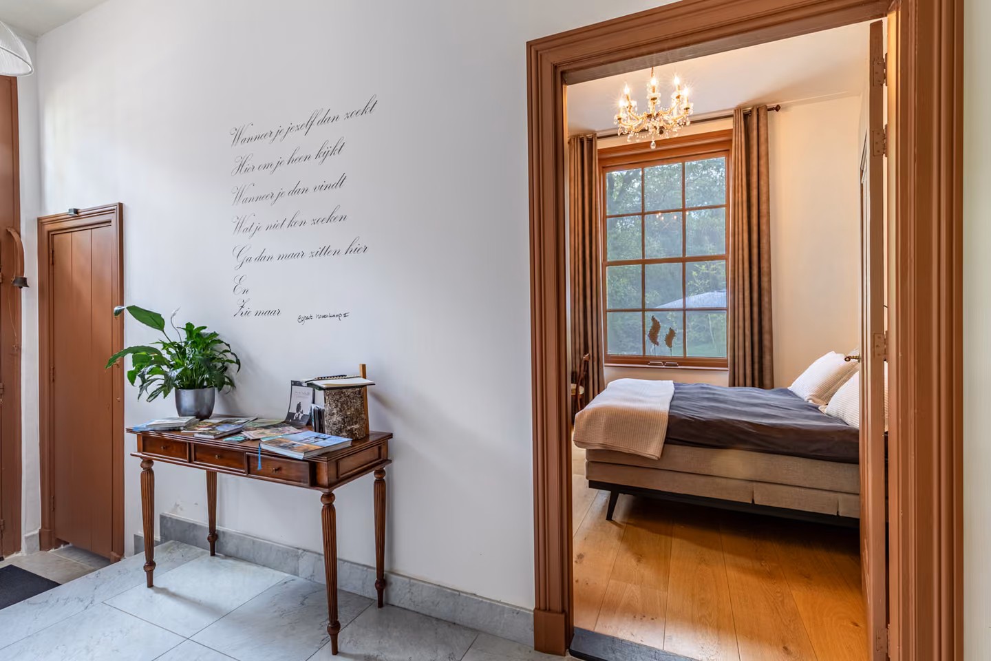 Eigen entree van de B&B met doorkijk naar de slaapkamer