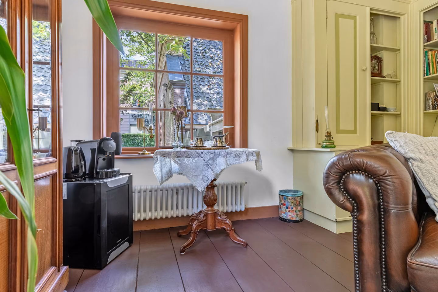 Koffiehoek in de eigen woonkamer van de B&B-suite in Huis Overcingel