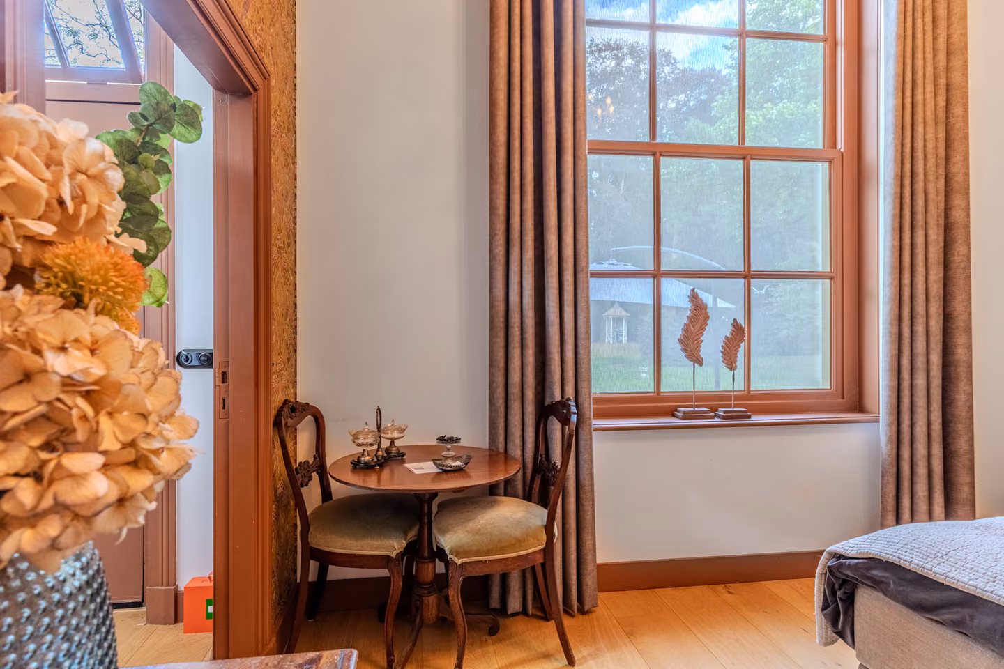 Ronde tafel met twee stoelen aan het raam van de slaapkamer