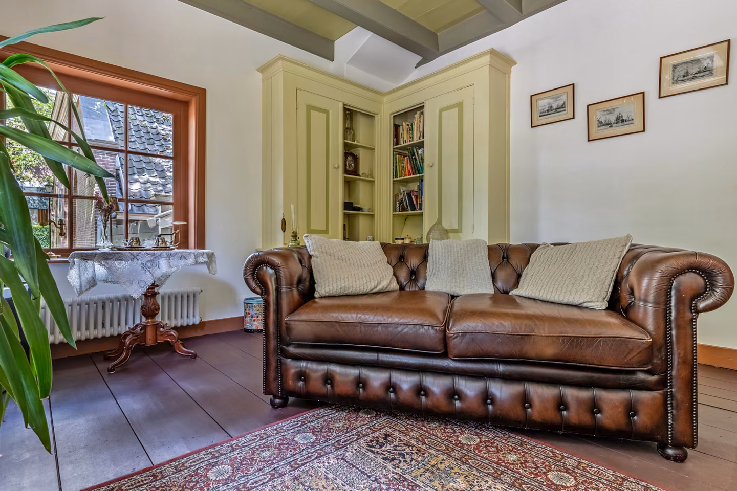 Eigen woonkamer van de B&B-suite met chesterfield bank, Huis Overcingel