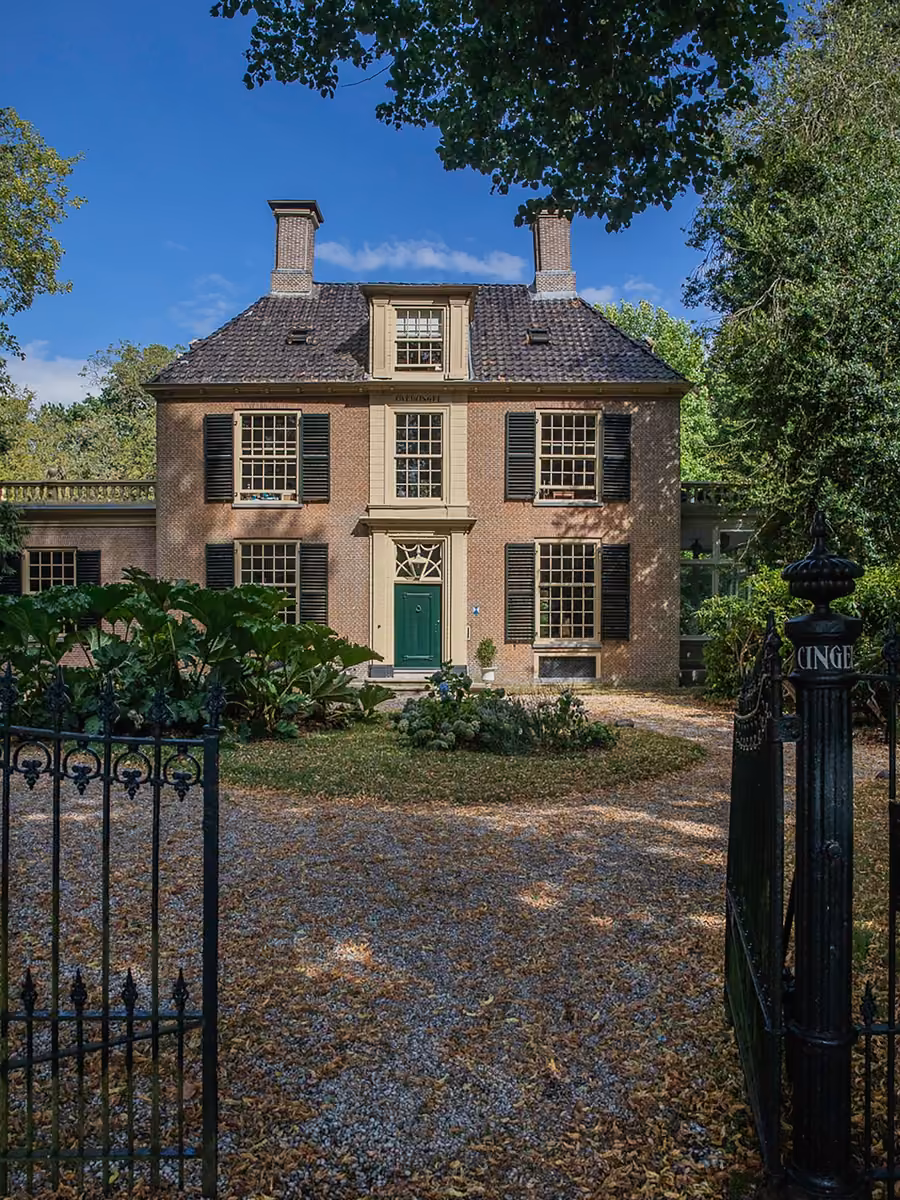 Voorgevel van Huis Overcingel gezien door het smeedijzeren hek, rijksmonument uit 1777 in Assen