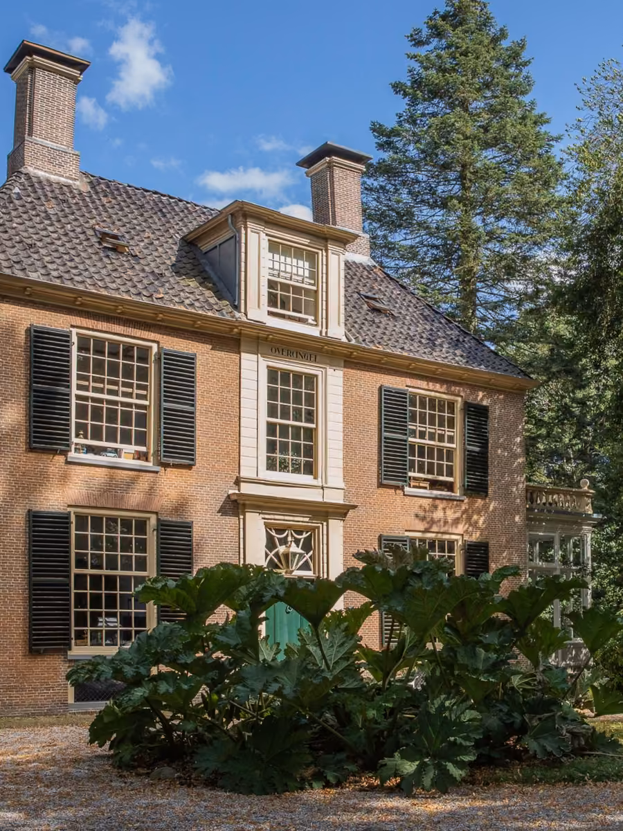 Voorgevel van Huis Overcingel in de zon, met luiken en dakkapel