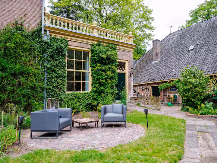 Binnenplaats van Huis Overcingel, rijksmonument in Assen