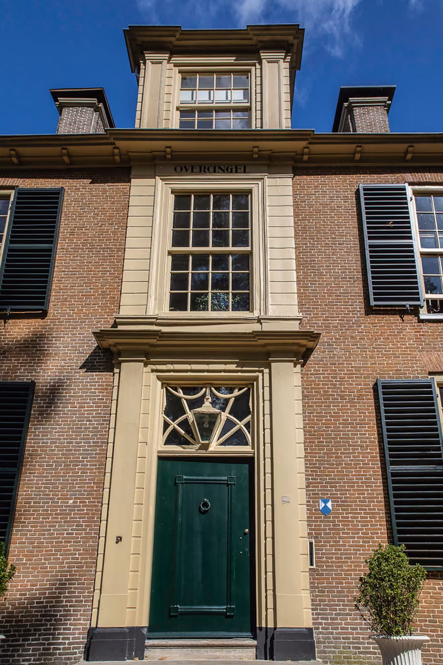 Detail van de gevel met luiken en bovenlicht, rijksmonument uit 1777