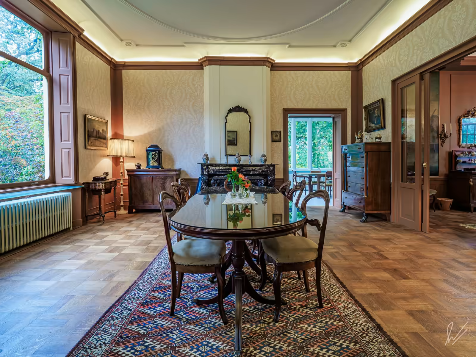 Salon met damast en schouw in Huis Overcingel