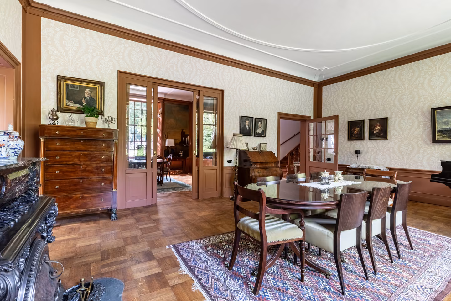 Salon met eettafel en doorkijk naar de aangrenzende stijlkamer