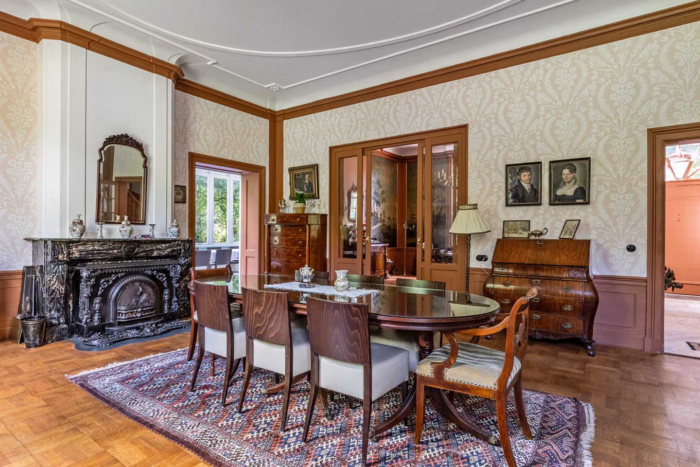 Salon met vergadertafel en zwarte marmeren schouw in Huis Overcingel