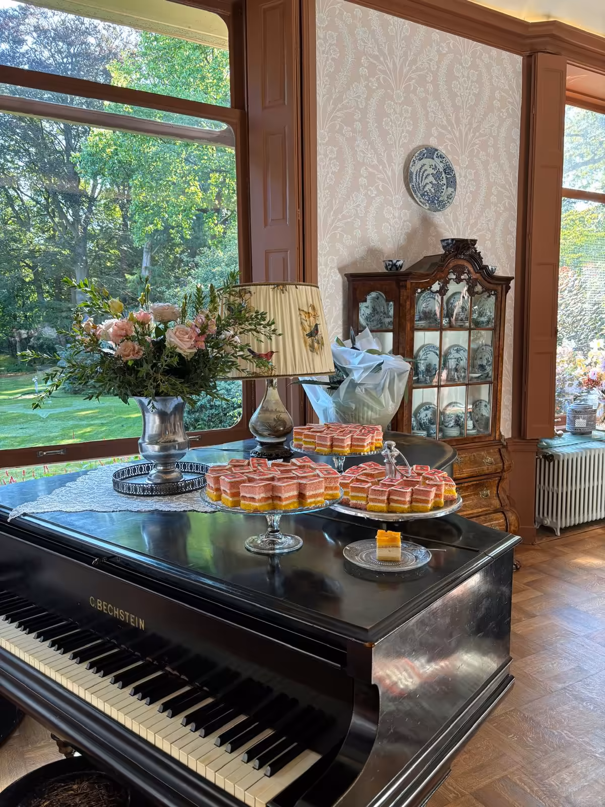 Bechstein vleugel met petits fours en bloemen in stijlkamer Huis Overcingel