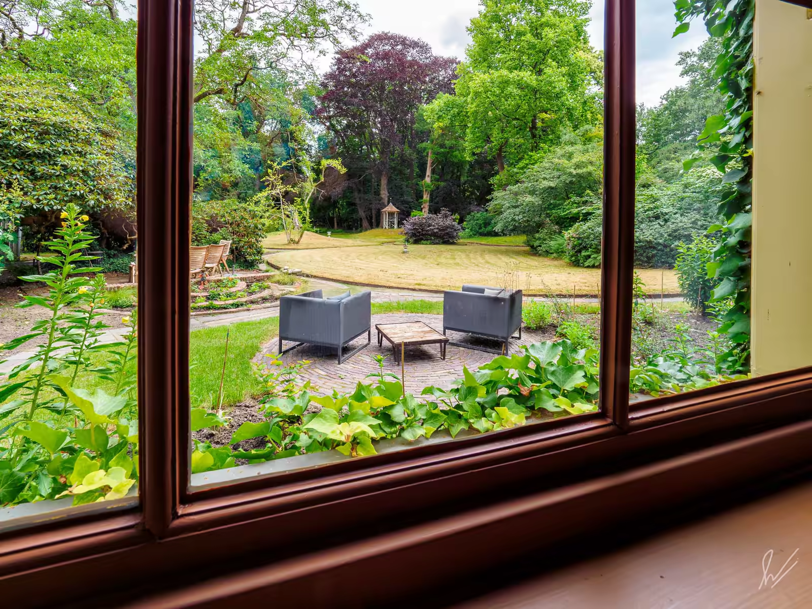 Uitzicht vanuit de B&B op de tuin van Huis Overcingel