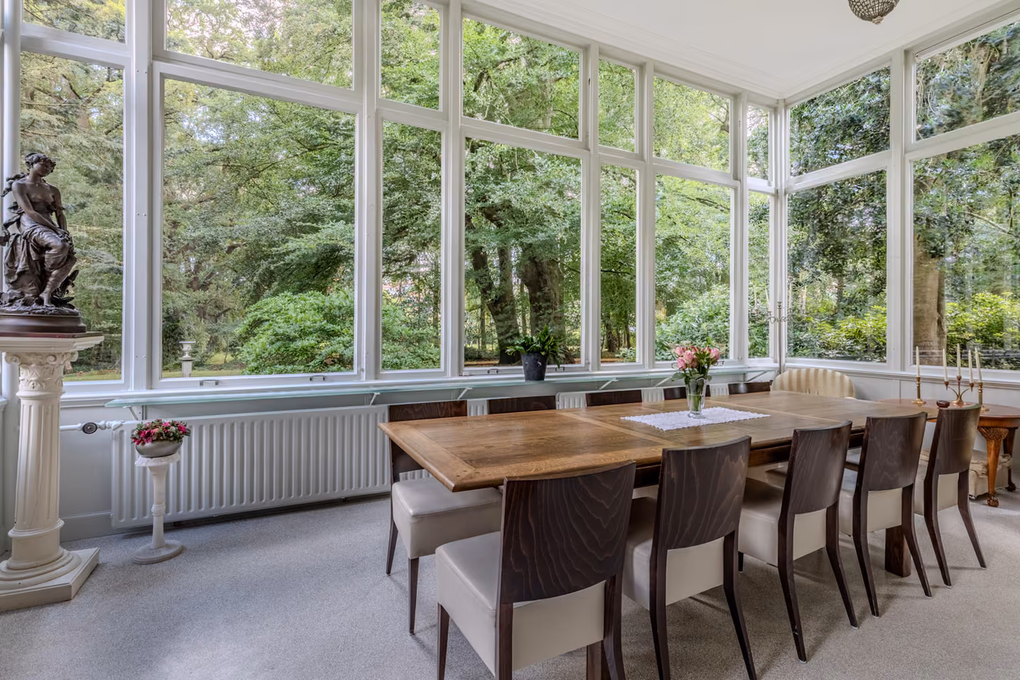 Tuinkamer met glazen serre en lange tafel in Huis Overcingel, zaal huren in Assen